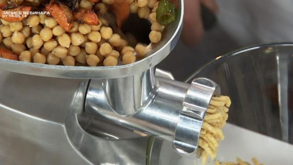 фалафель в багете с чесночным соусом и салатом коул-слоу