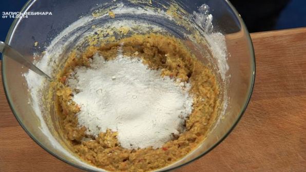 фалафель в багете с чесночным соусом и салатом коул-слоу