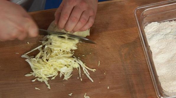 фалафель в багете с чесночным соусом и салатом коул-слоу