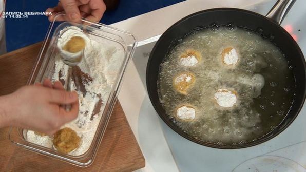 фалафель в багете с чесночным соусом и салатом коул-слоу