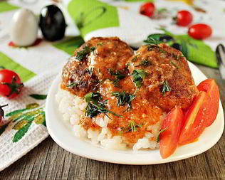 Котлеты с подливкой на сковороде