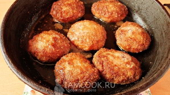 котлеты с подливкой на сковороде