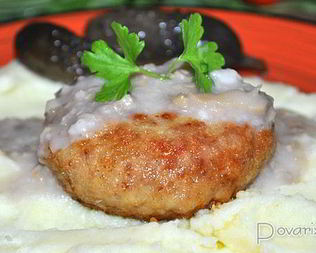 Мясные котлеты с грибами и грибным соусом