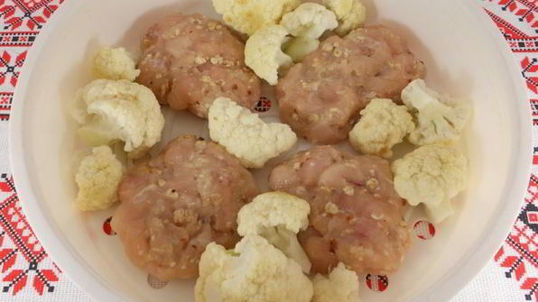 паровые рубленые котлеты из курицы с гарниром из цветной капусты