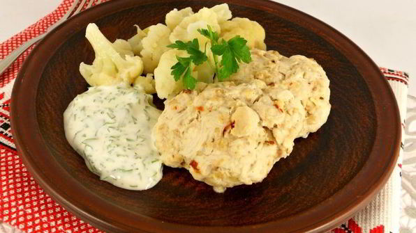 паровые рубленые котлеты из курицы с гарниром из цветной капусты