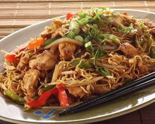 Лапша с индейкой и овощами в кокосово-арахисовом соусе