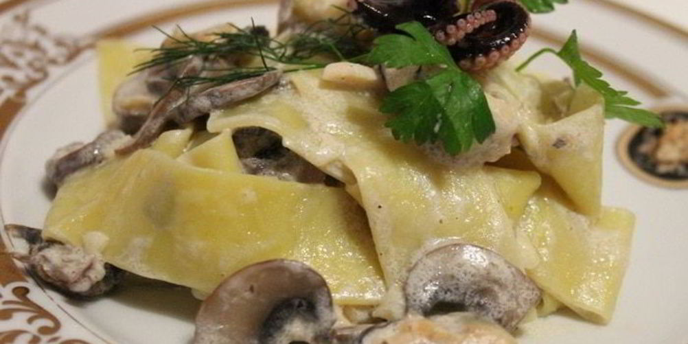 Рецепт лапши с морепродуктами и грибами