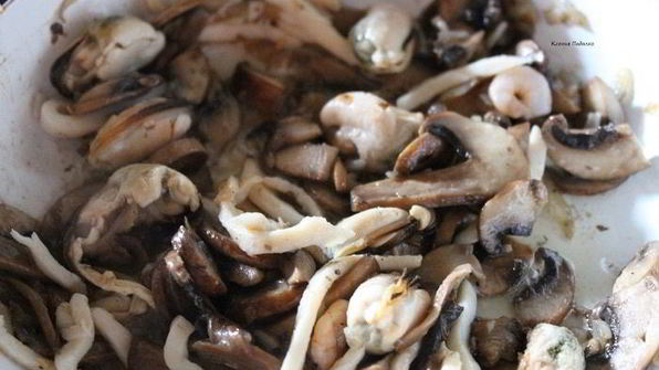 лапша с морепродуктами и грибами