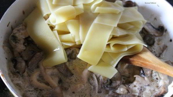 лапша с морепродуктами и грибами