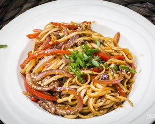 Лапша удон с говядиной и овощами