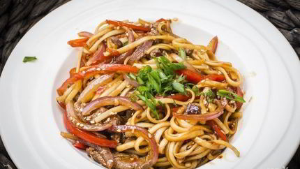 Лапша удон с говядиной и овощами