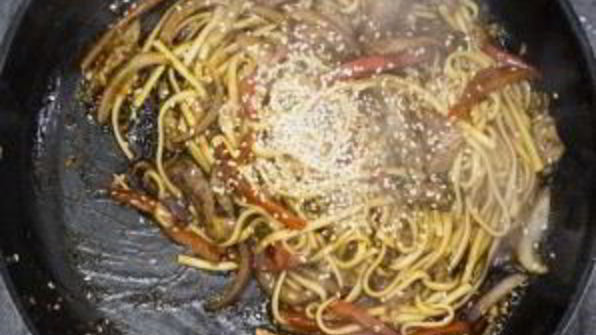 лапша удон с говядиной и овощами