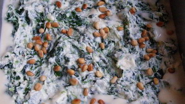 лазанья со шпинатом, рикоттой и кедровыми орешками
