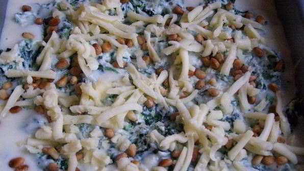 лазанья со шпинатом, рикоттой и кедровыми орешками