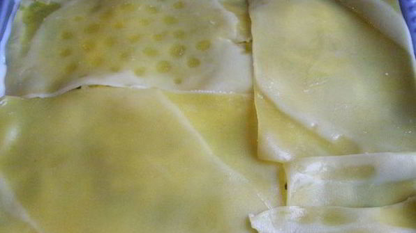 лазанья со шпинатом, рикоттой и кедровыми орешками