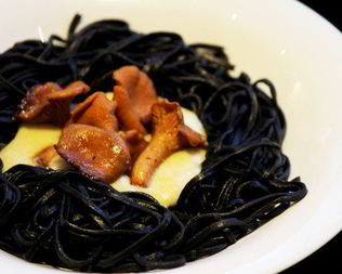 Черная паста с грибами и соусом бешамель