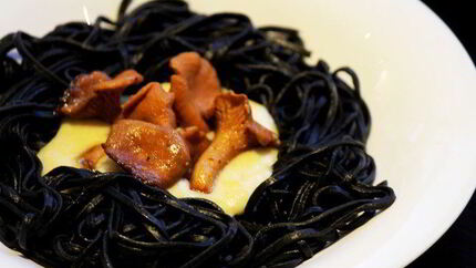 Черная паста с грибами и соусом бешамель