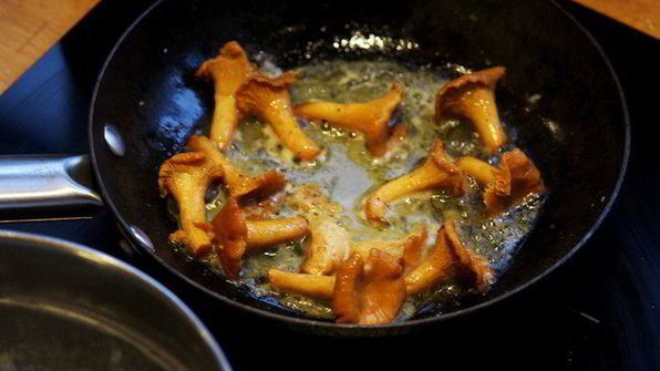 черная паста с грибами и соусом бешамель