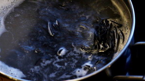 черная паста с грибами и соусом бешамель