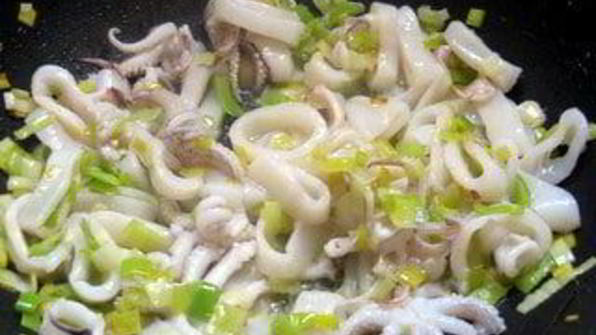 домашняя красная музыкальная паста с соусом из кальмаров