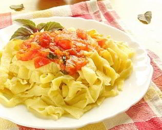 Домашняя паста с томатным соусом и базиликом