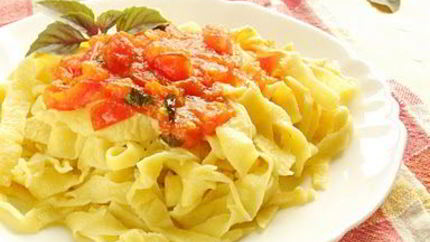 Домашняя паста с томатным соусом и базиликом