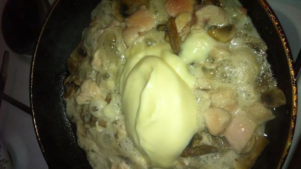 макароны с грибами и курицей в сливочном соусе