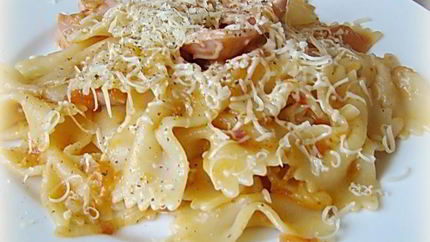 Макароны с сосисками и помидорами