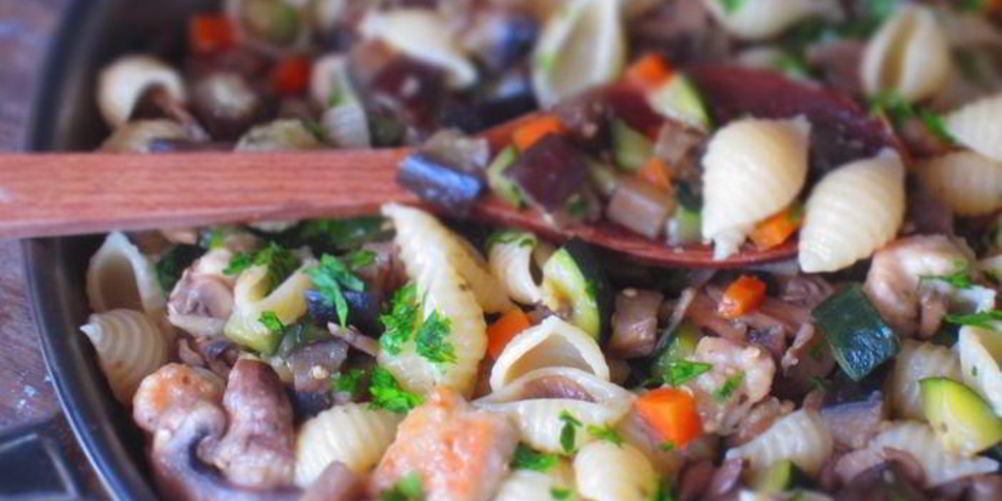 Рецепт пасты с курицей, овощами и грибами