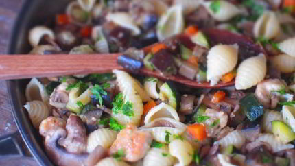 Паста c курицей, овощами и грибами