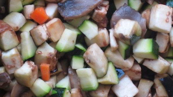 паста c курицей, овощами и грибами