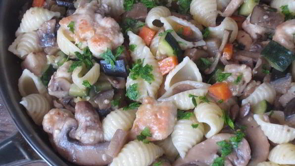 паста c курицей, овощами и грибами