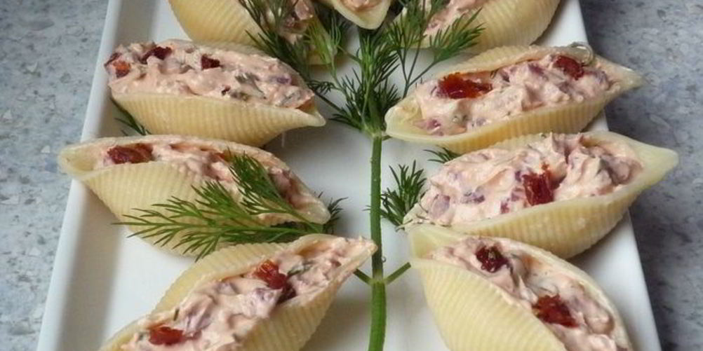 Рецепт пасты конкильони с начинкой из вяленых томатов и копченого окорока