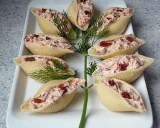 Паста конкильони с начинкой из вяленых томатов и копченого окорока