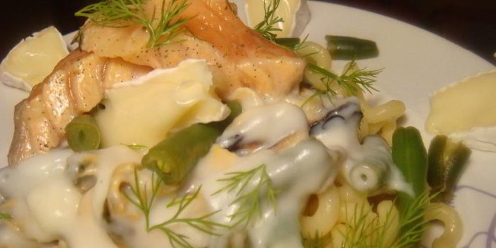 Рецепт пасты под соусом бешамель с мидиями и маринованным лососем