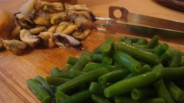 паста под соусом бешамель с мидиями и маринованным лососем