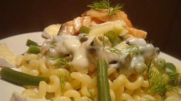 паста под соусом бешамель с мидиями и маринованным лососем