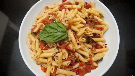 Паста с беконом и помидорами