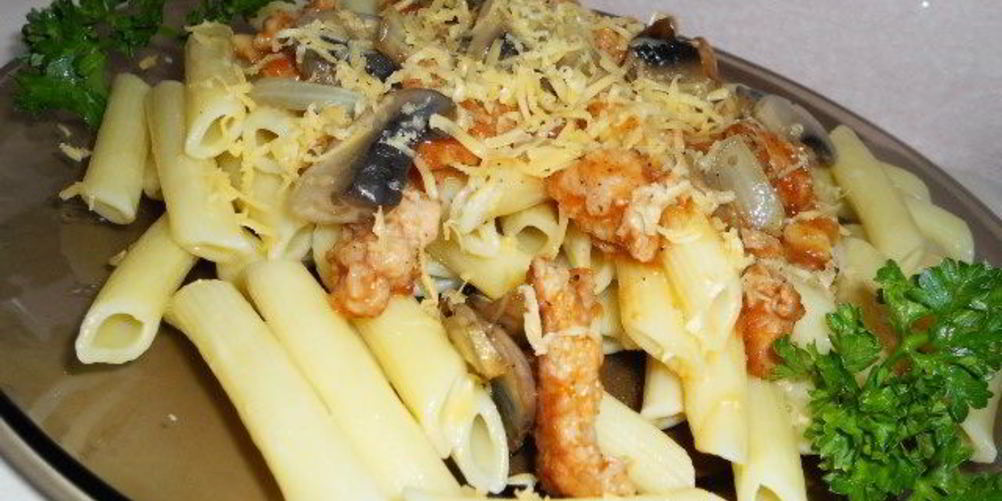 Рецепт пасты с грибами и кусочками фарша в томатном соусе