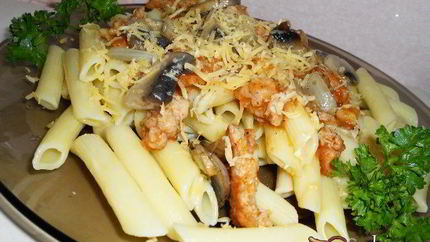 Паста с грибами и кусочками фарша в томатном соусе