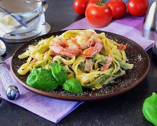 Паста с королевскими креветками в сливочном соусе