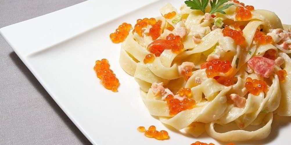 Рецепт пасты с красной рыбой и красной икрой