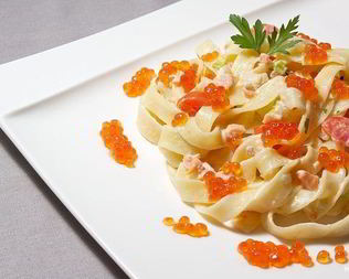 Паста с красной рыбой и красной икрой