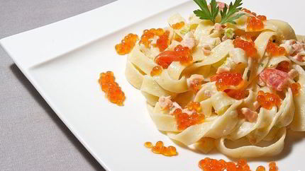 Паста с красной рыбой и красной икрой