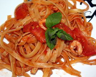 Паста с креветками под томатно-чесноным соусом