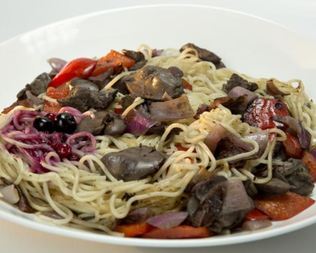 Паста с куриной печенкой в винном соусе