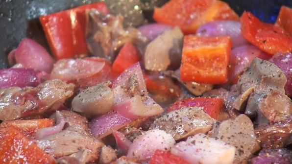 паста с куриной печенкой в винном соусе