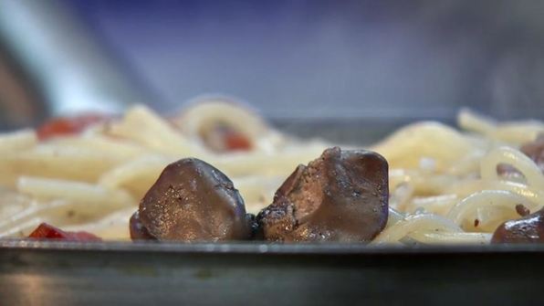 паста с куриной печенкой в винном соусе