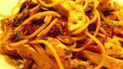 Паста с курицей, маслинами и вялеными помидорами