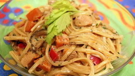 Паста с помидорами и курицей